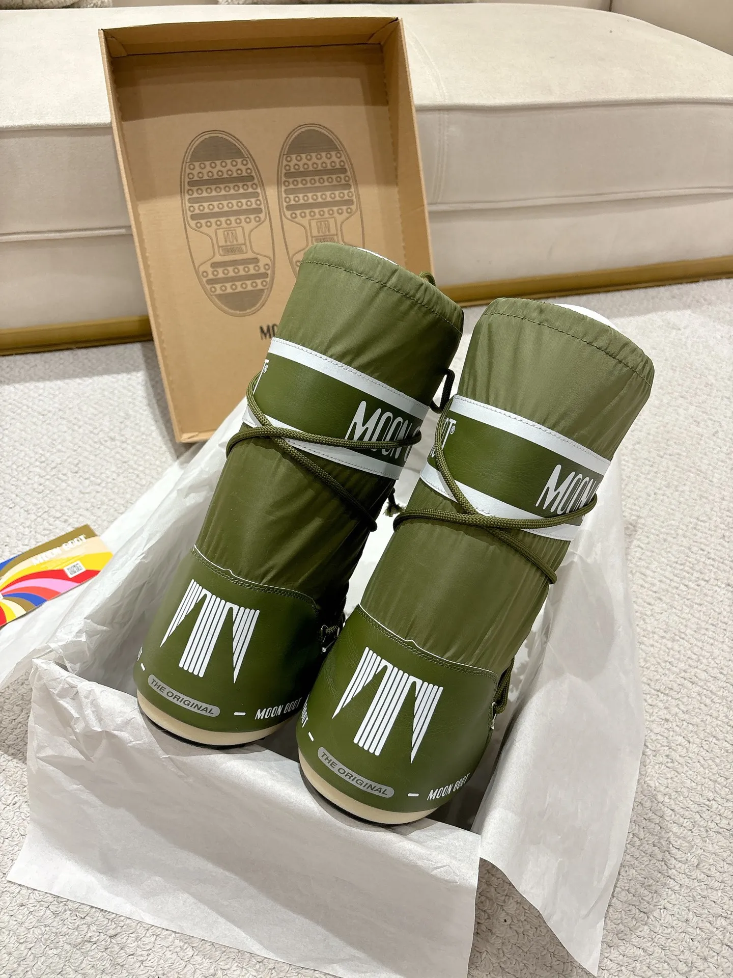 p700 long love style: ❤️ Moon Boot2025 vs autumn and winter popular snow boots series... [Ugly Moon Snow Boots] Forget UGG, fashionable people are wearing Moon Boot snow boots. If you find it difficult to accept the revival of UGG, then there is now a more alternative snow boot that is back, with an inner diameter of 4 cm. That is the Moon Boot. It was already very popular in the millennium. Back then, Paris Hilton and Victoria Beckham Celebrities often wear it, and now the Y2K trend is popular again. The same style is worn by young people in QQ shows, and the ugly snow boots that are shown in thousands of people have become popular again, regardless of men and women. They look slim but warm and easy to wear... ❶Fabric: Original custom/cowhide/woven wool/high mercerized waterproof cloth ❷Inner: original 100% silk cotton liner ❸foot: original 100% silk cotton liner ❹ Outsole: Original molded two-color non-slip outsole ❺ Sole thickness: 4cm (including **) ❻ Code number: 35/38; 39/41; ❼ Packaging: Original full set of packaging ☀ Color: Official website updated simultaneously